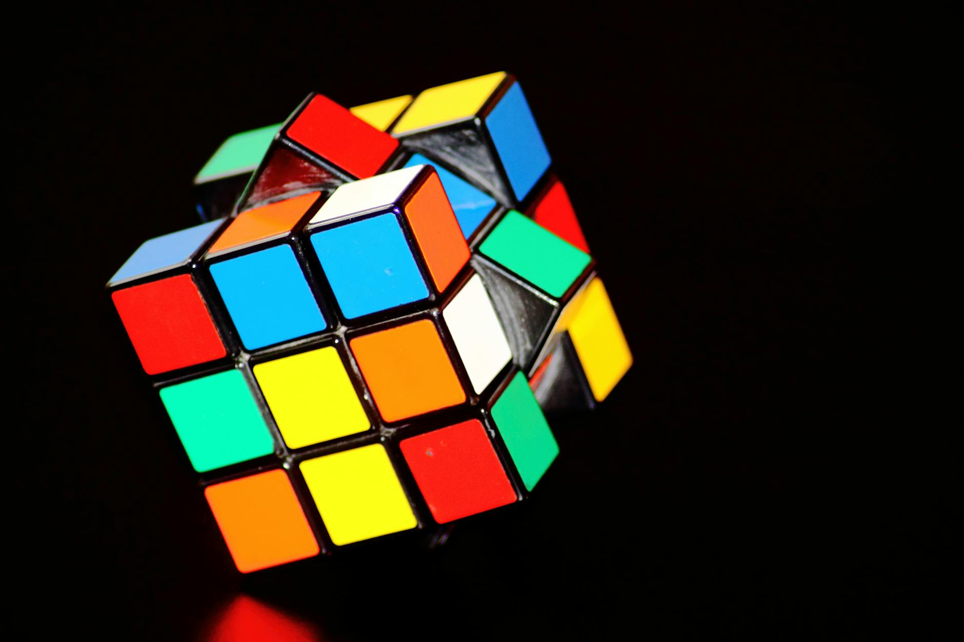 Read more about the article Rubik’s Cube: The Ultimate Challenge for Puzzle Enthusiasts